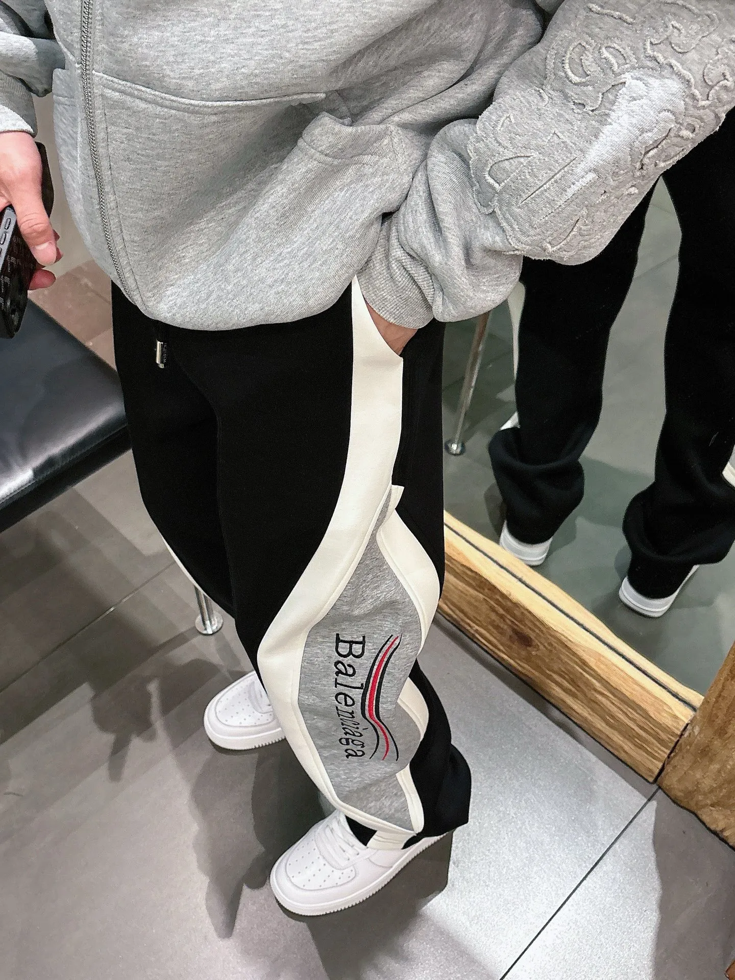 Balenciaga 🆕2026 Autumn and Winter New Arrival Casual Pants! The official website will be released simultaneously. Brand Classic LOGO casual pants, customized fabrics, excellent comfort and strong touch. Highly recognisable, perfect appearance and craftsmanship. Size:M-3XL